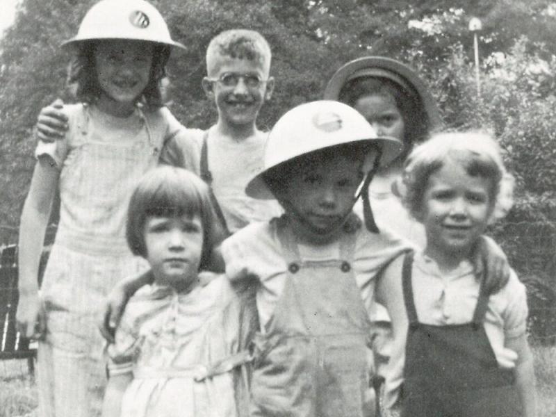 1. College Park (MD, EUA), amb altres nens del veïnat, al mig de la fila de darrere (V-J Day [14 d'agost] de 1945).