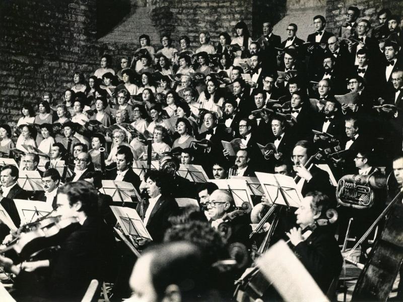 6. Ripoll (Catalonia), with the Orfeó Català, singing Pau Casals' 'El Pessebre', in the upper right corner, and Julia, in the second row of women, the fifth from the left (1982).