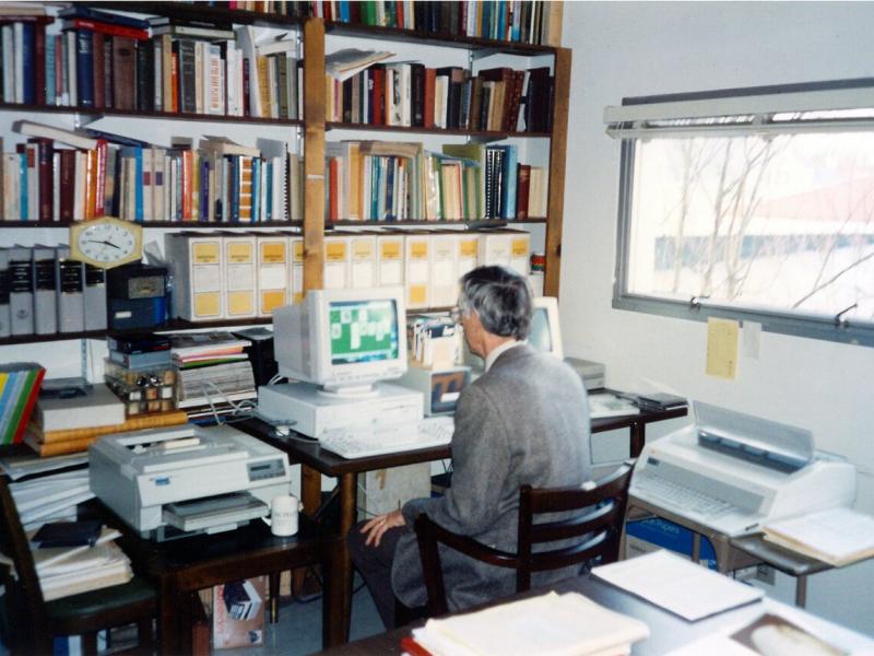 9. Chapel Hill (NC, EUA), al seu despatx de la Universitat (1993).
