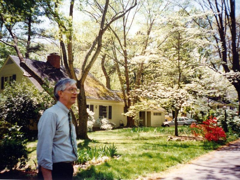 10. Chapel Hill (NC, USA), in front of his home (April 1995).