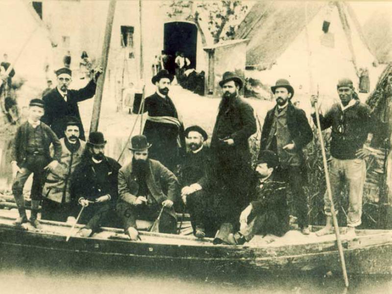 Photograph taken by Santiago Ramón y Cajal (1852-1934) in the Albufera of Valencia, perhaps El Palmar, during an excursion by the Gaster-Club, of which Rodrigo Pertegàs was also a member. Cajal and Rodrigo Pertegàs were friends during the time that the famous histologist was a professor at Valencia (1883-1887) (Valencia Historia Gráfica 2).