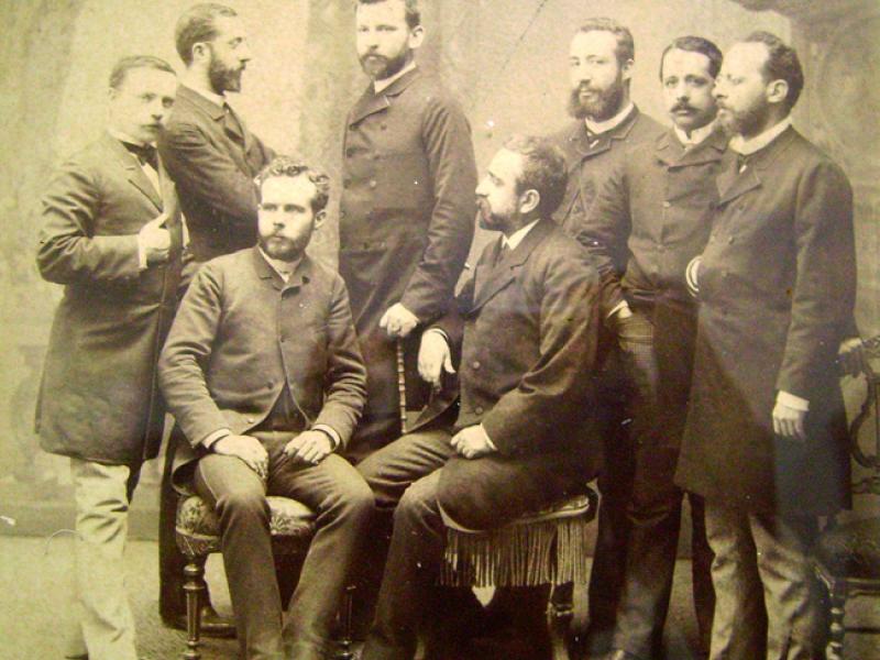 The doctor Jaume Ferran i Clua seated (right) among other colleagues who advocated the cholera vaccine, in 1885. Rodrigo Pertegàs was noted for his work during the epidemic in the city of Valencia. Lluís Comenge i Ferrer (1854-1916) appears standing on the far left, a fellow student of Rodrigo Pertegàs in his graduation year and with whom the latter exchanged correspondence for many years, related to their common interest in the history of medicine (Museu d’Història de la Medicina de Catalunya).