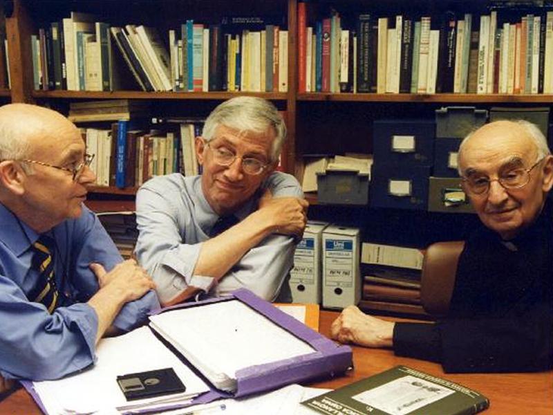 11. Barcelona, with Luis García Ballester and Juan Antonio Paniagua, the other members of the editorial committee of AVOMO (May 2000).